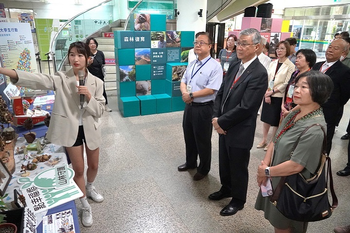 工管系彭沛晨同學(左)首次參與導覽員培訓就擔任開幕導覽員,展現勇於挑戰與溝通能力,獲校內外貴賓一致好評。